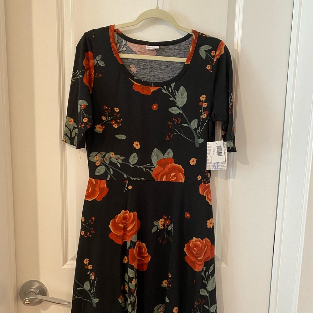 XL Lularoe Nicole - Black and Red Floral